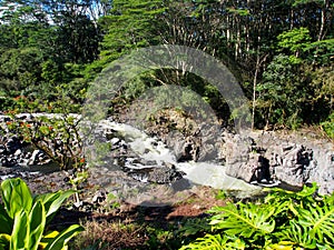 Wailuku River runs towards Boiling Pots